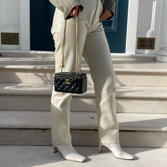 Chanel Black Quilted Vanity Case with Gold Hardware - Picture 16 of 16